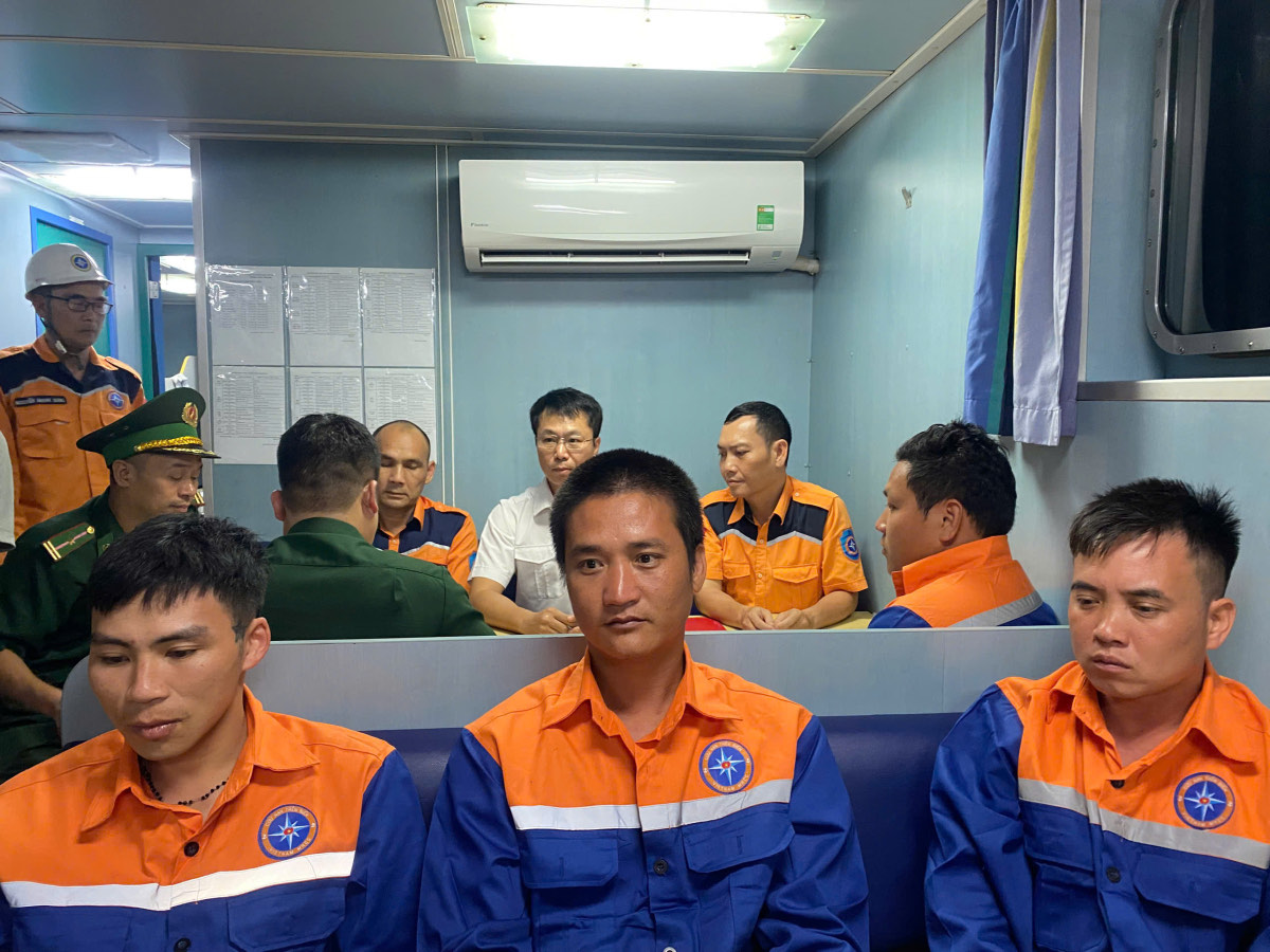 Điều động tàu SAR 411 cứu nạn kịp thời 4 ngư dân tàu TH-92531-TS bị chìm gần đảo Long Châu